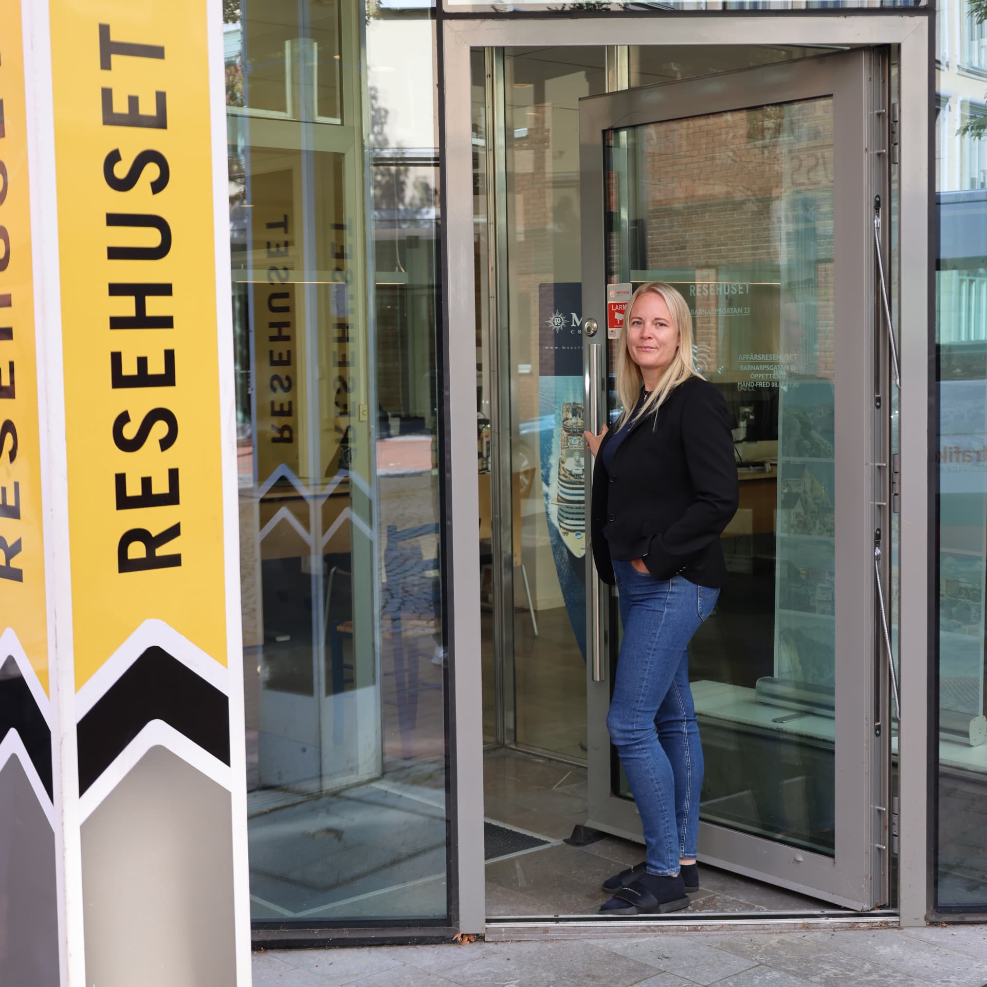 Therese vid Resehusets entré på Barnarpsgatan 23