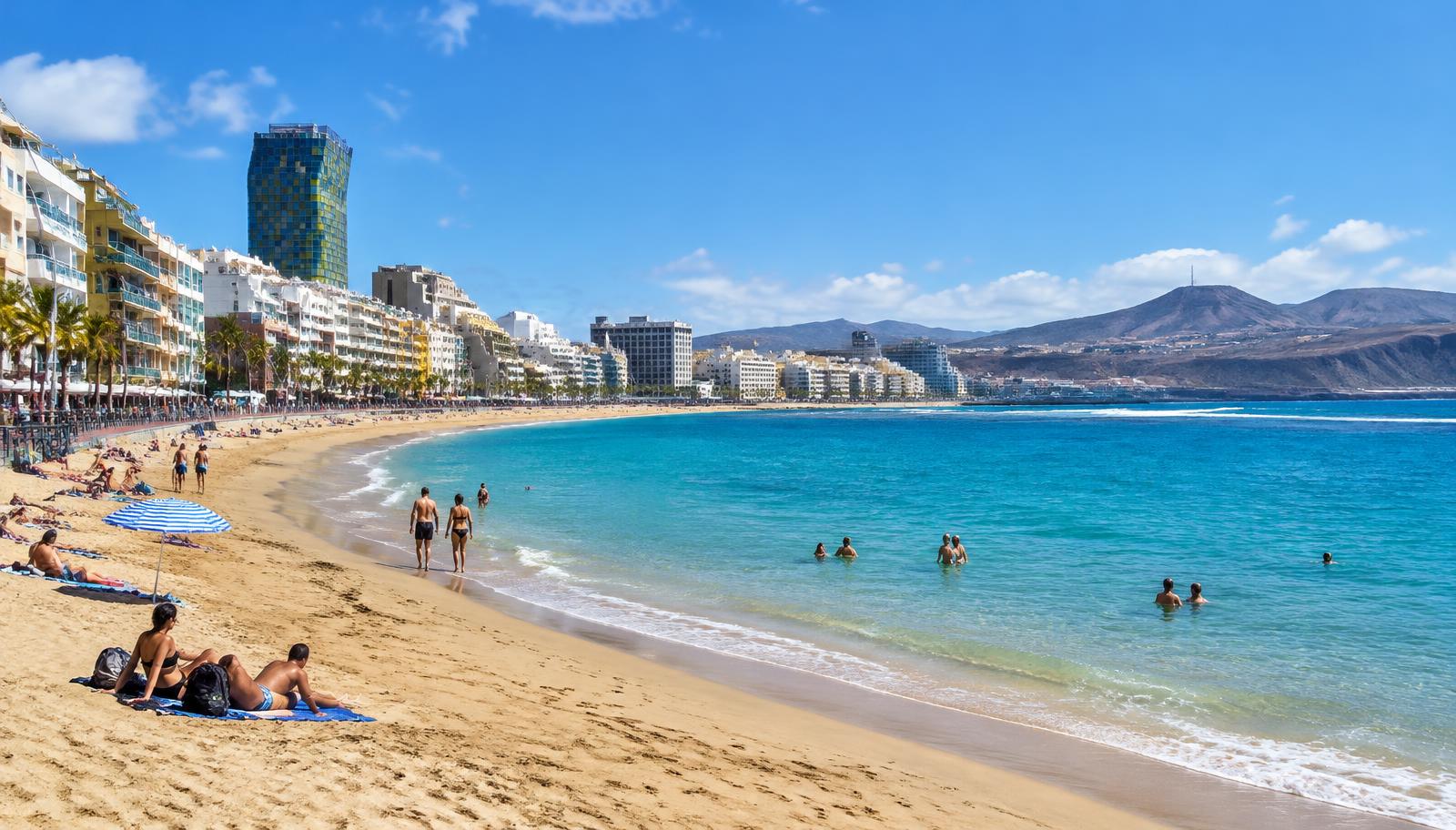 Stranden Las Canteras i Las Palmas med turkost hav och strandpromenad